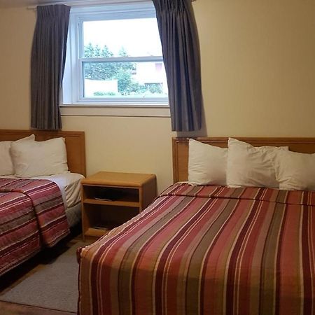 Queens Arms Inn Шарлоттаун Экстерьер фото