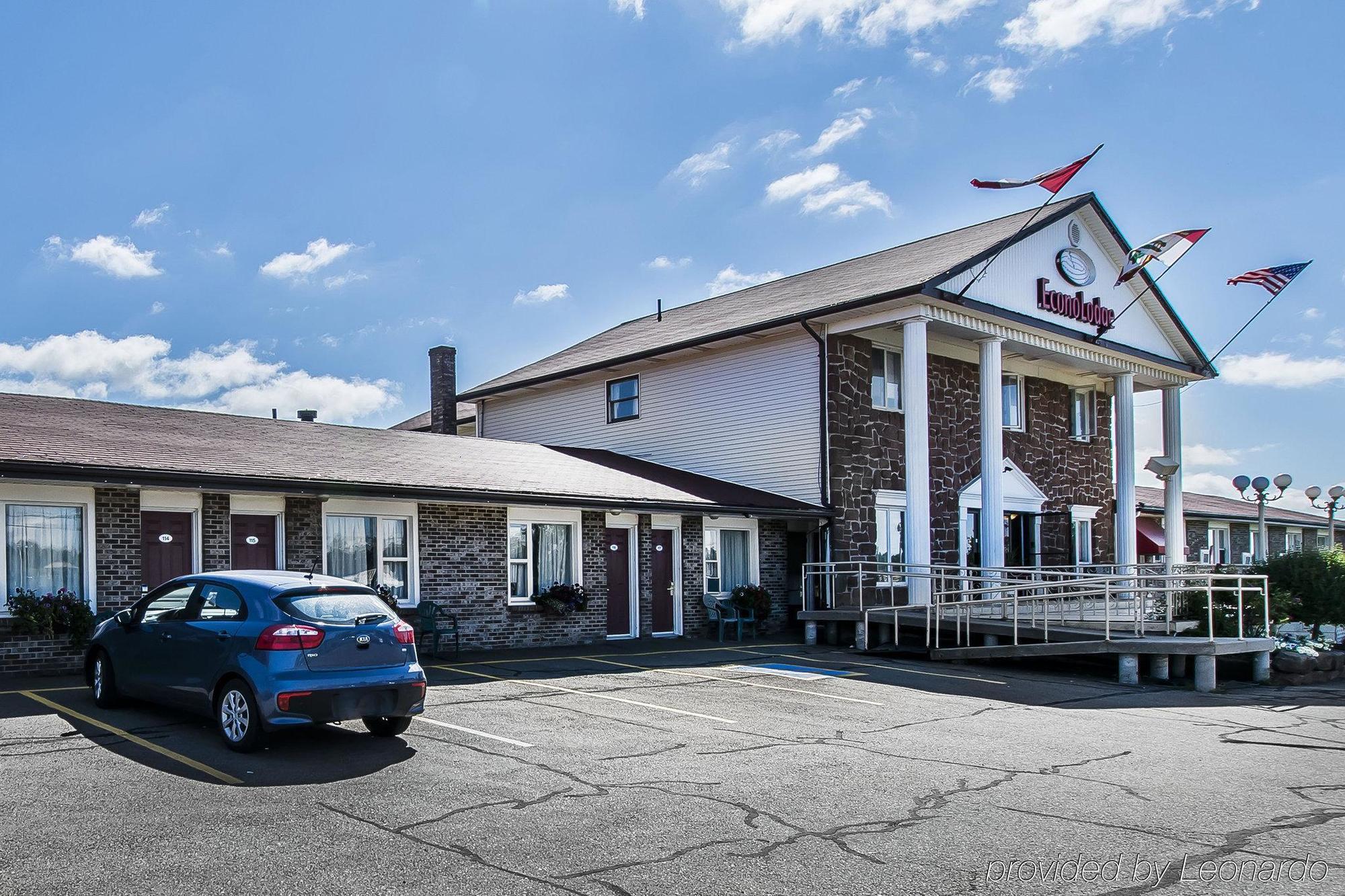 Queens Arms Inn Шарлоттаун Экстерьер фото
