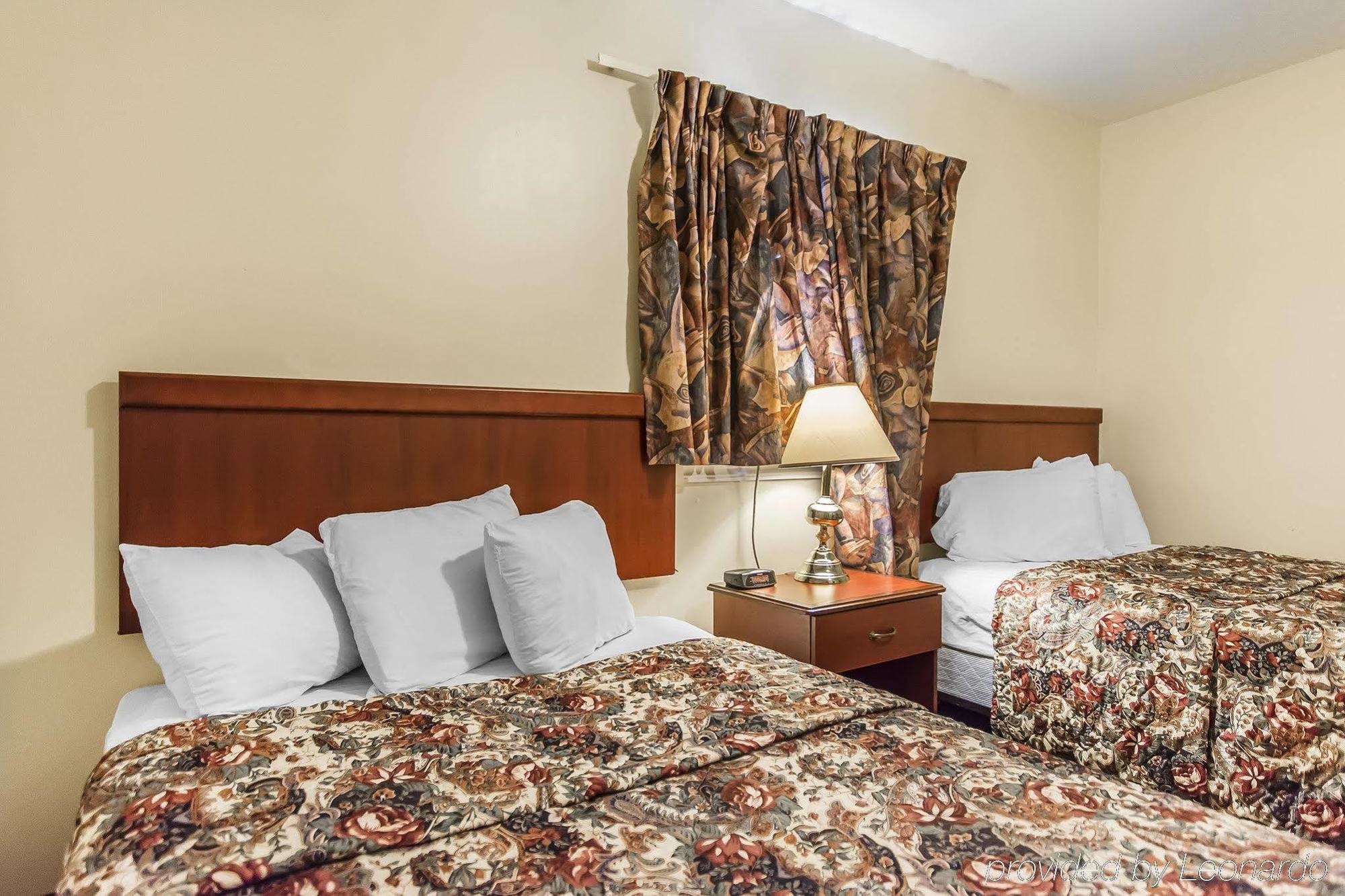 Queens Arms Inn Шарлоттаун Экстерьер фото