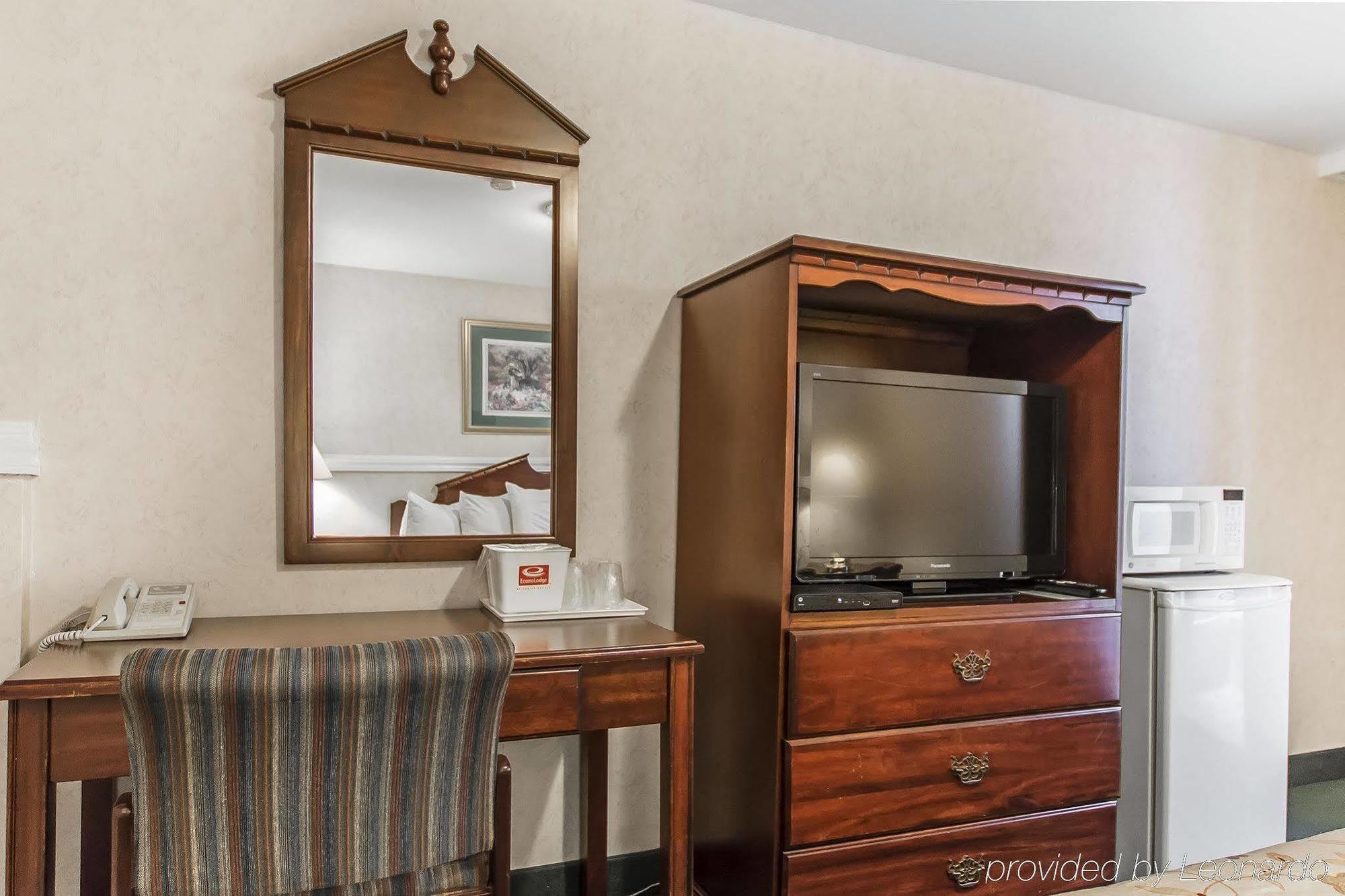 Queens Arms Inn Шарлоттаун Экстерьер фото