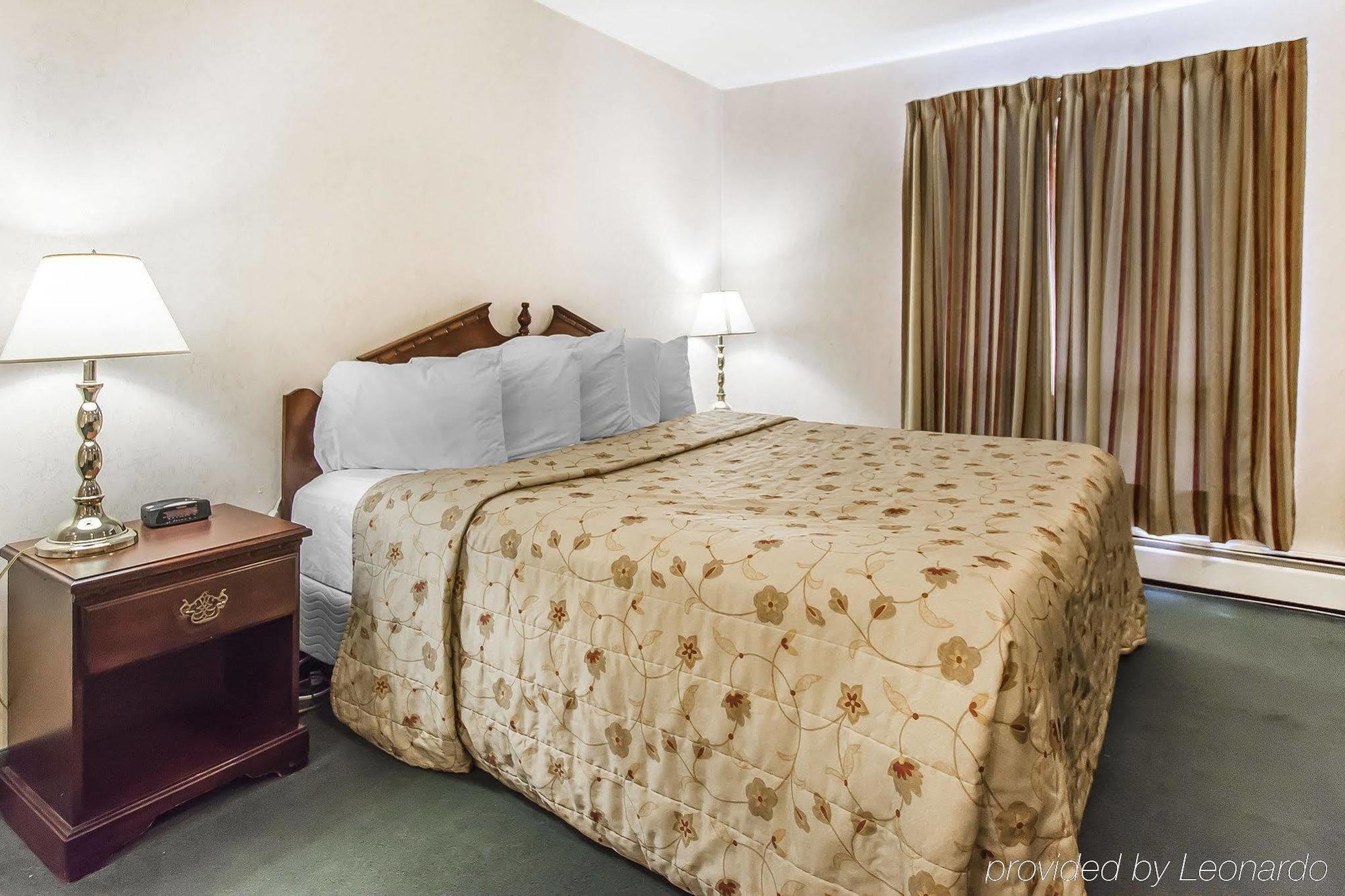 Queens Arms Inn Шарлоттаун Экстерьер фото