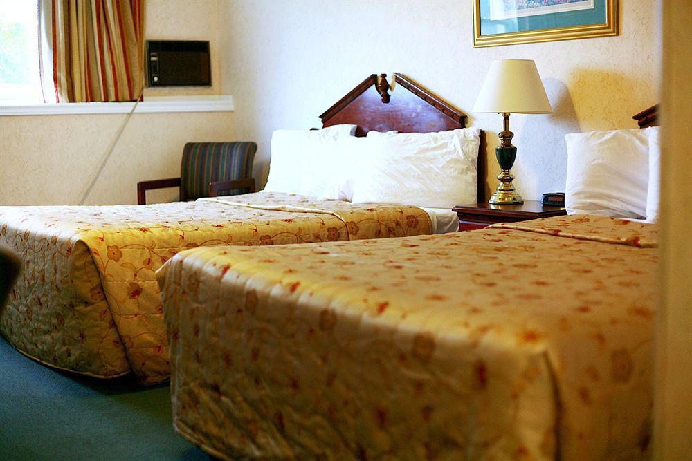 Queens Arms Inn Шарлоттаун Экстерьер фото